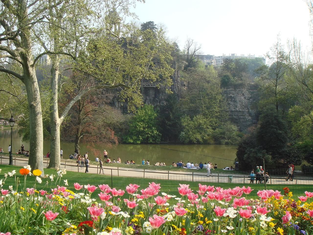 1280px-parc_buttes_chaumont_paris_france_spring_2007